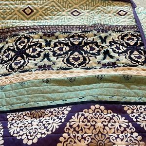 Queen quilt with two pillow shams